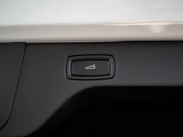 Porsche Macan Electric 11