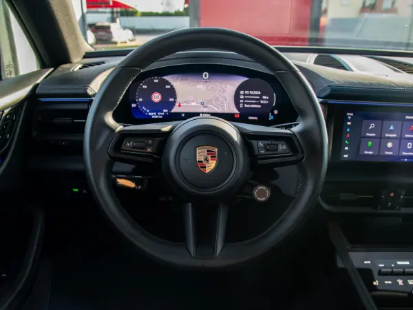 Porsche Macan Electric 25