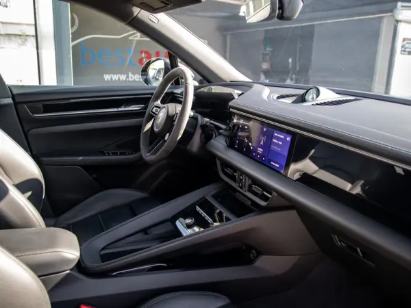Porsche Macan Electric 4S 44