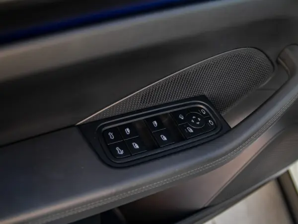 Porsche Macan Electric 38