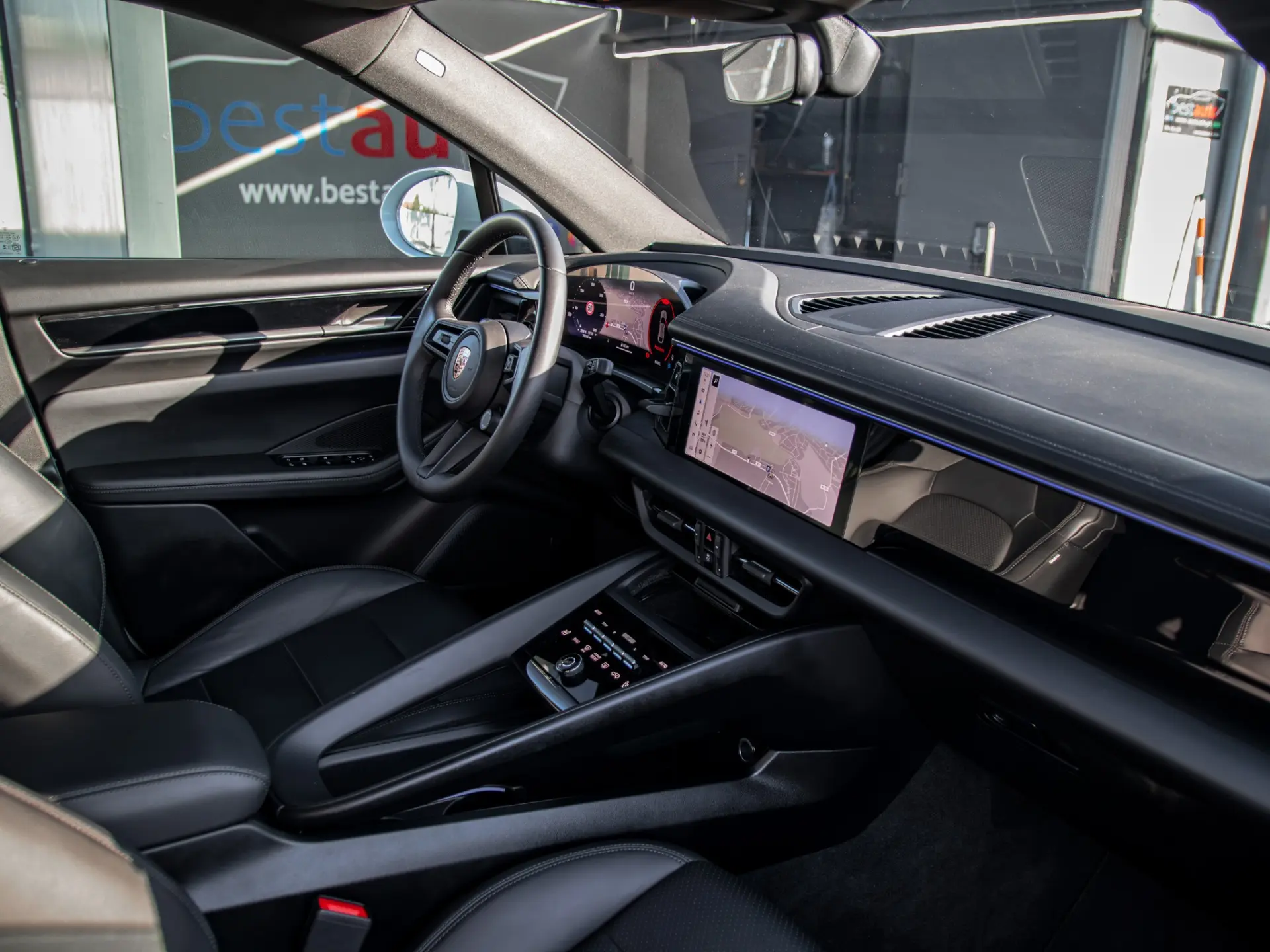Porsche Macan Electric 36