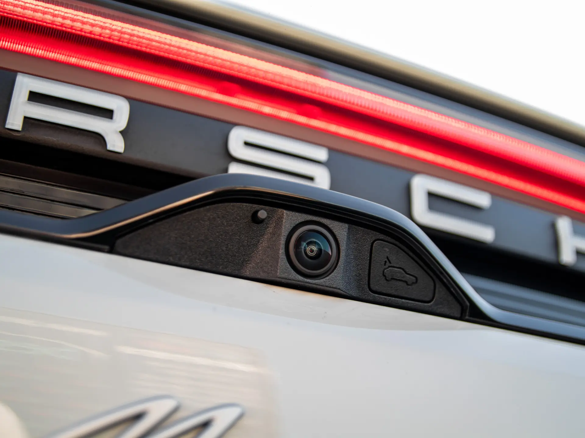 Porsche Macan Electric 8