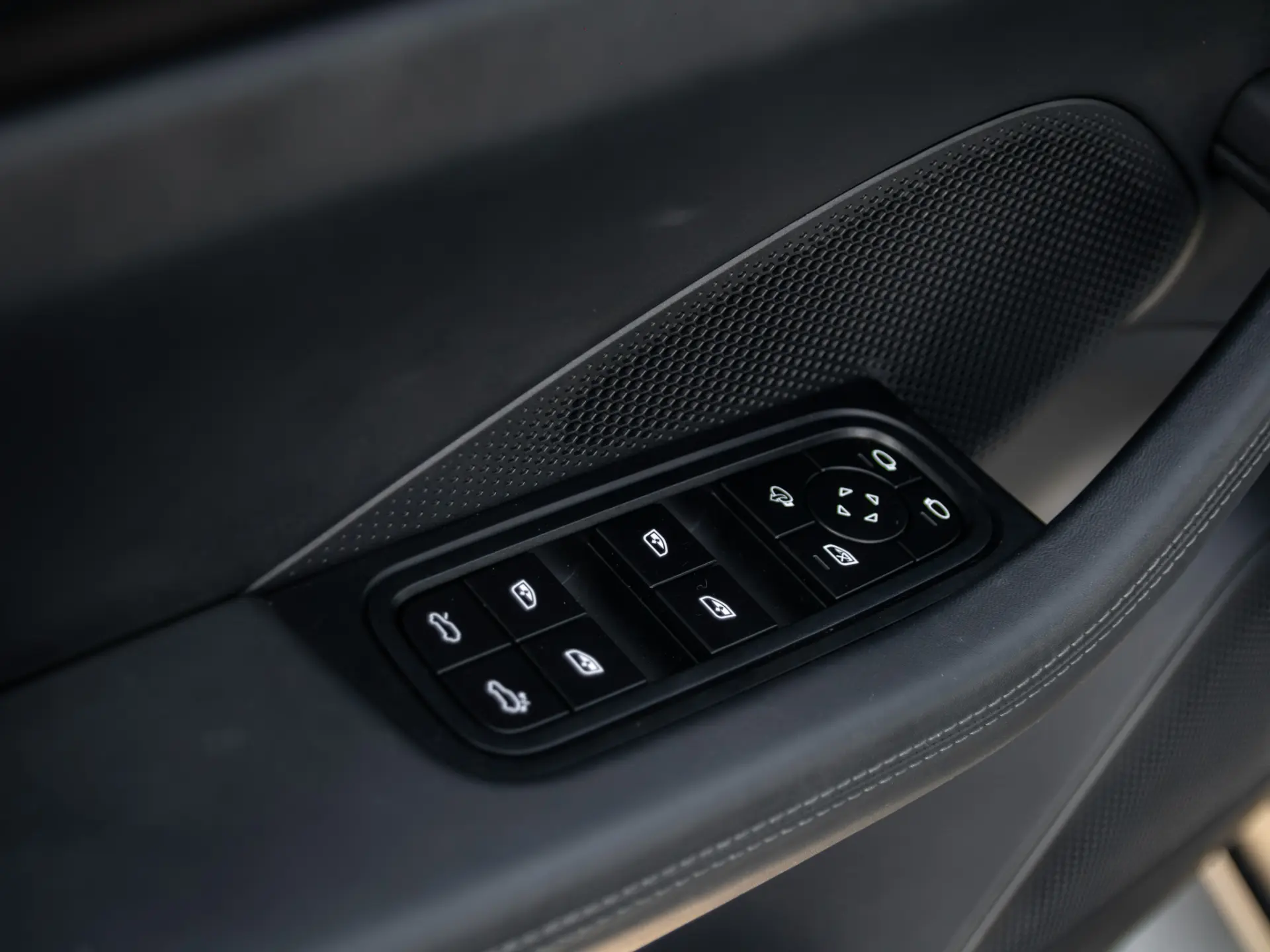Porsche Macan Electric 4S 46