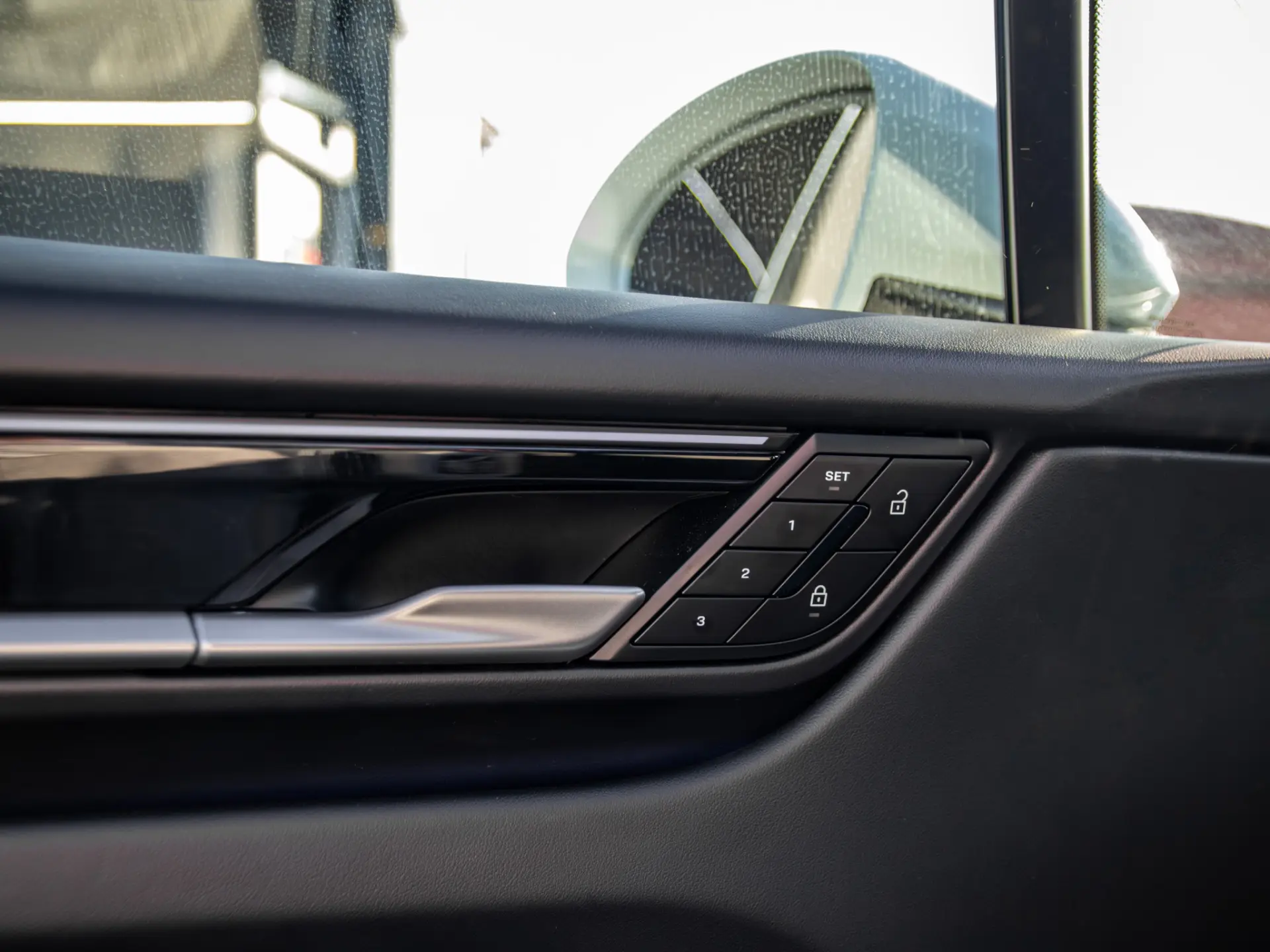 Porsche Macan Electric 37