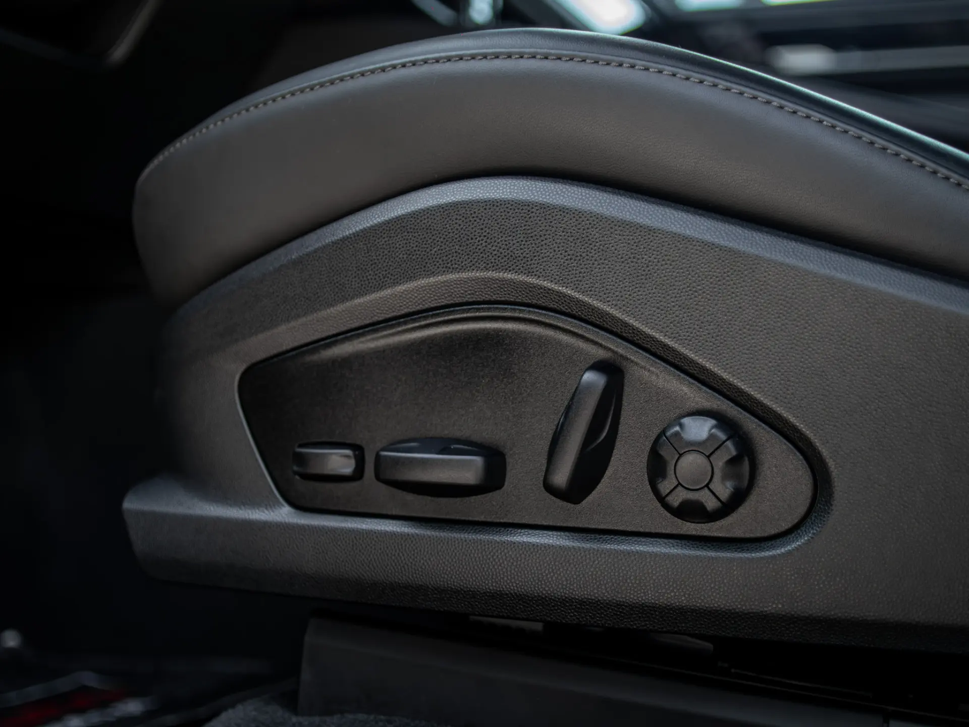 Porsche Macan Electric 4S 49