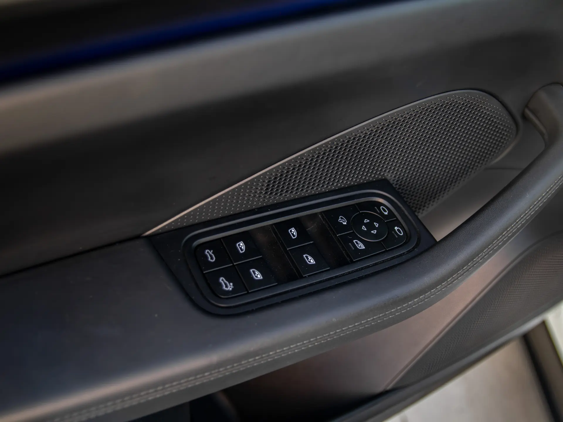 Porsche Macan Electric 38