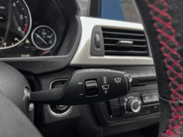 BMW 318 d Touring Auto 13