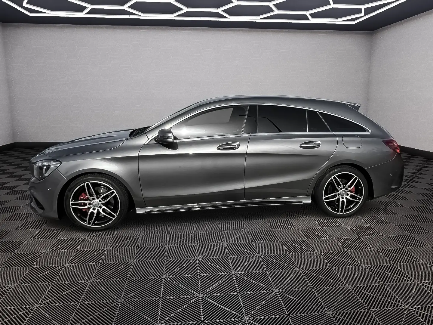 Mercedes-Benz CLA 220 d Shooting Brake AMG Line Aut. 4