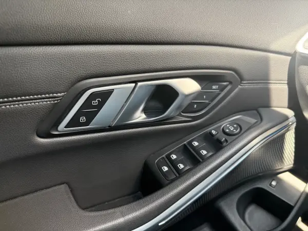 BMW 330 e Pack M Auto 18