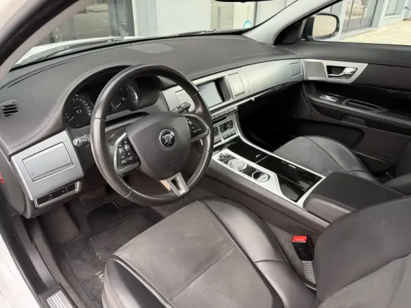 Jaguar XF 2.2 5