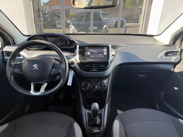 Peugeot 208 1.2 PureTech Style 7