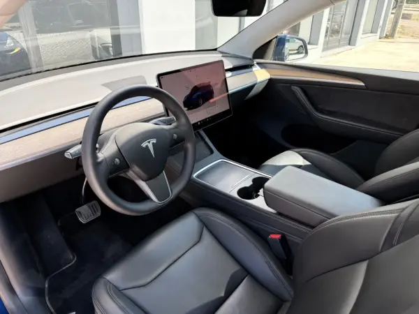 Tesla Model Y Long Range Dual Motor AWD 5