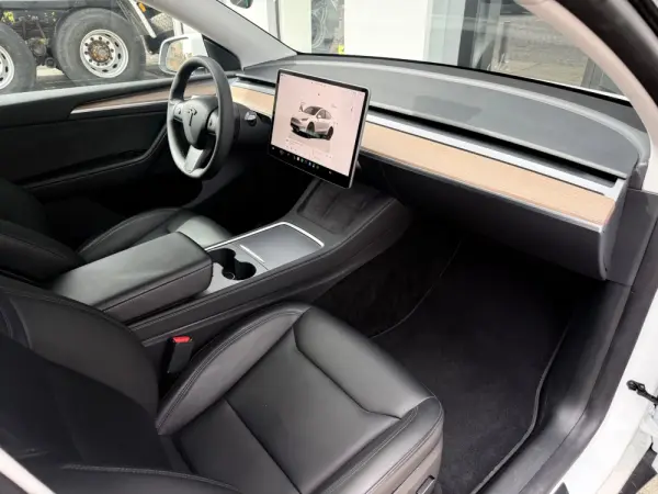 Tesla Model Y Long Range Dual Motor AWD 8
