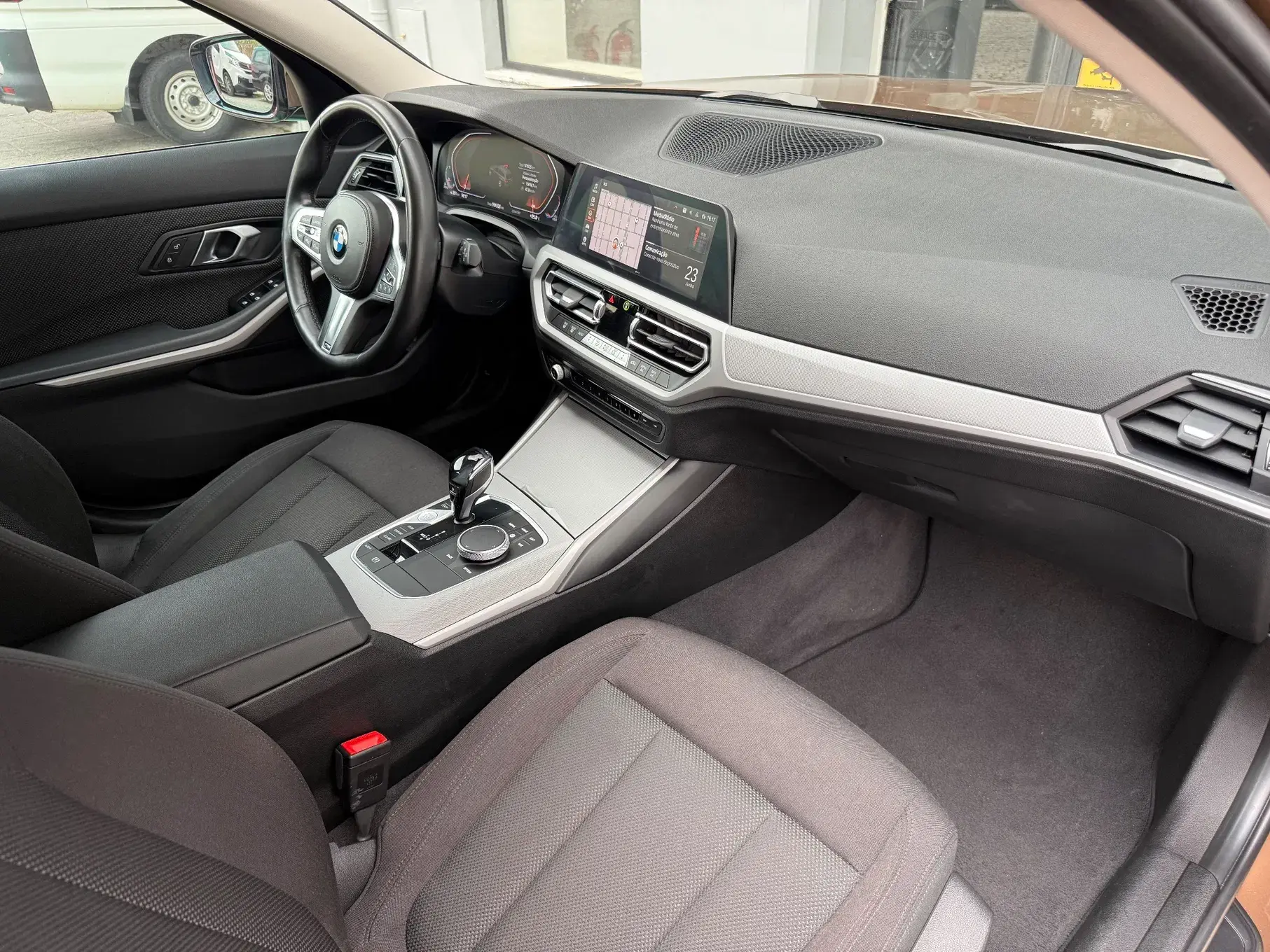 BMW 318 d Pack M Auto 10