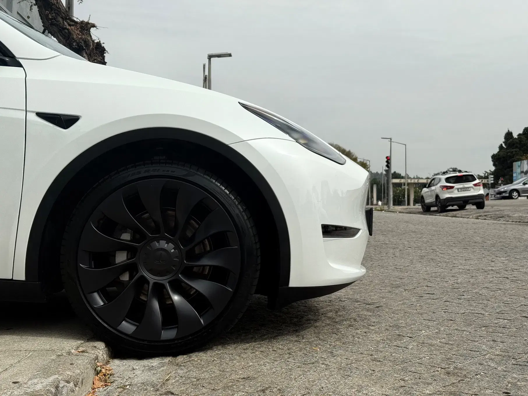 Tesla Model Y Long Range Dual Motor AWD 3