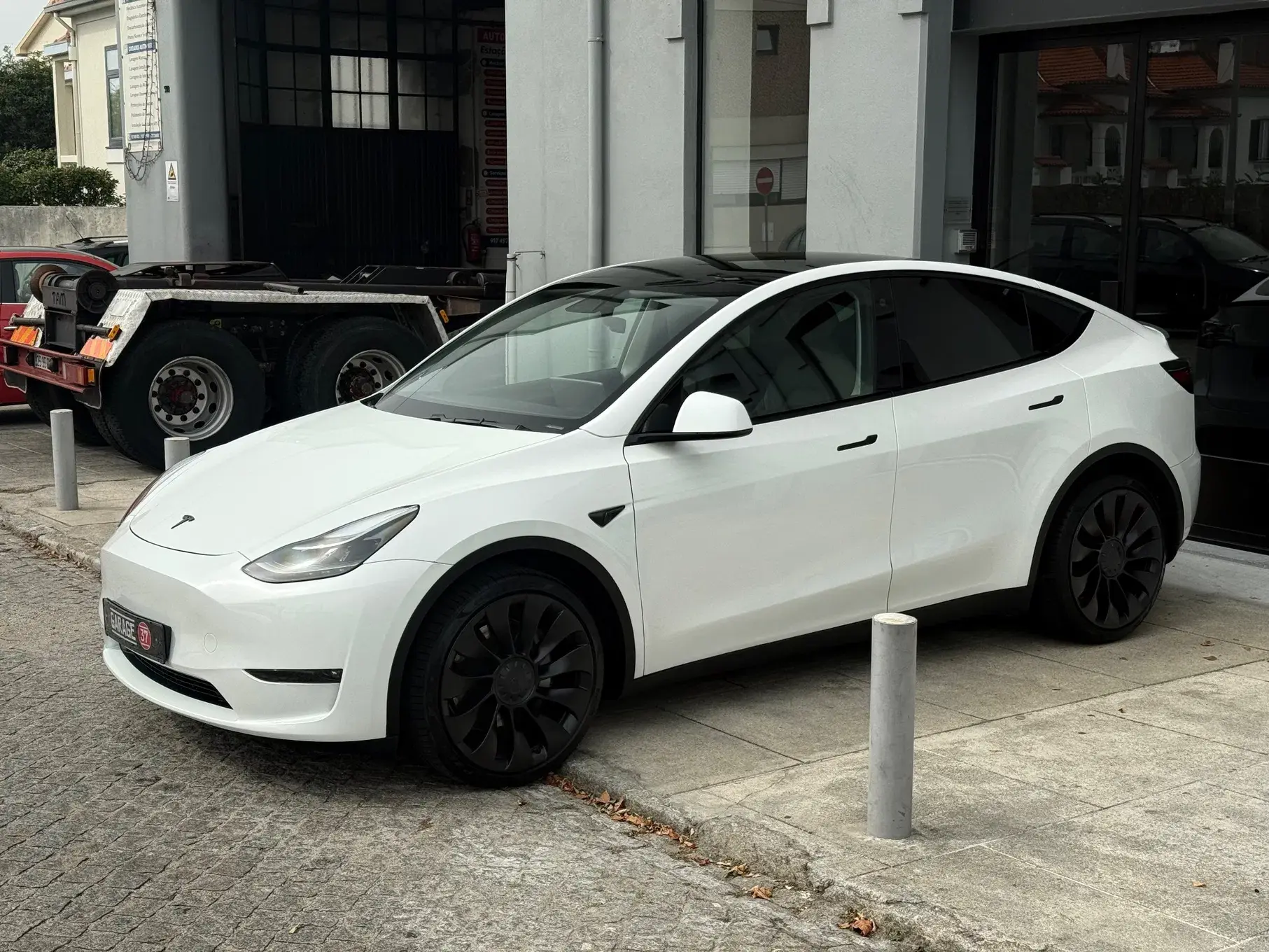 Tesla Model Y Long Range Dual Motor AWD 25