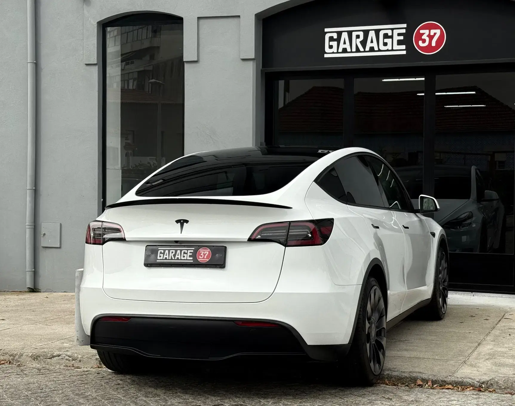 Tesla Model Y Long Range Dual Motor AWD 28