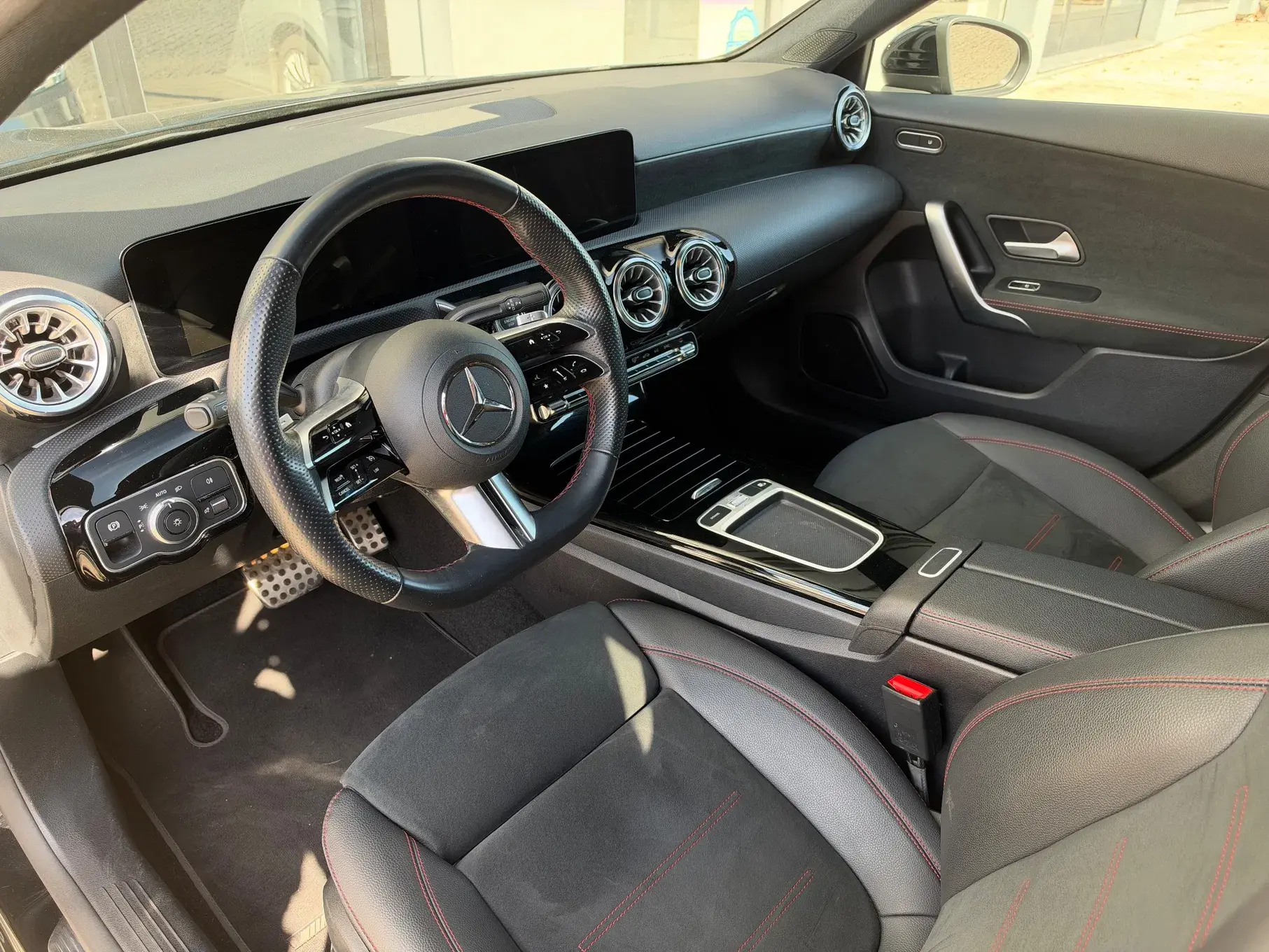 Mercedes-Benz A 180 7G-DCT AMG Line 5