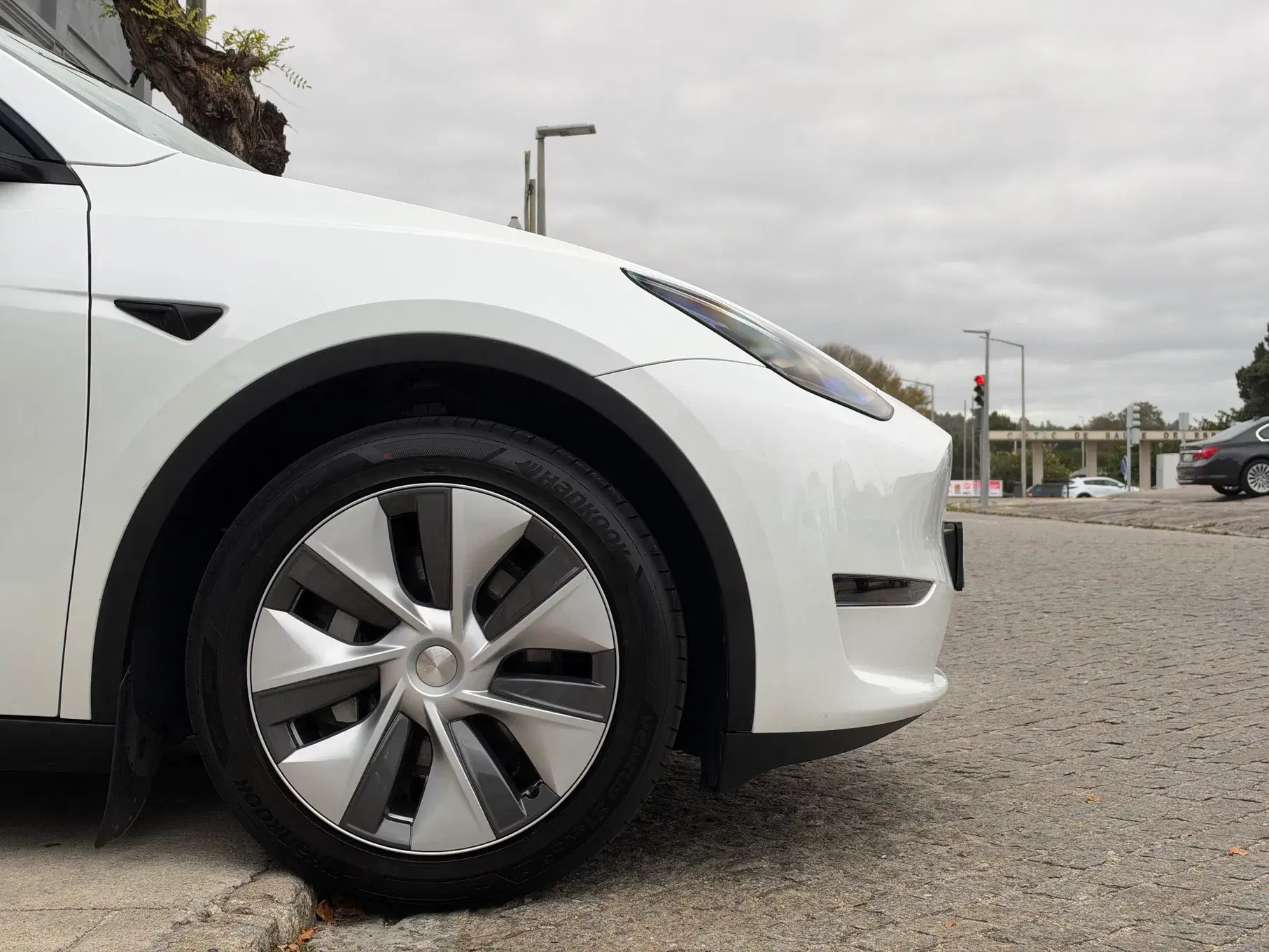Tesla Model Y Long Range Dual Motor AWD 2
