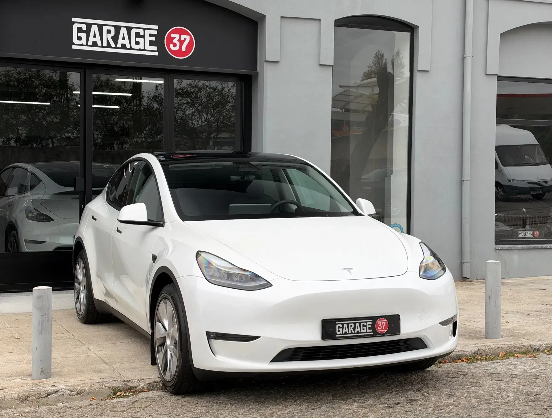 Tesla Model Y Long Range Dual Motor AWD 1