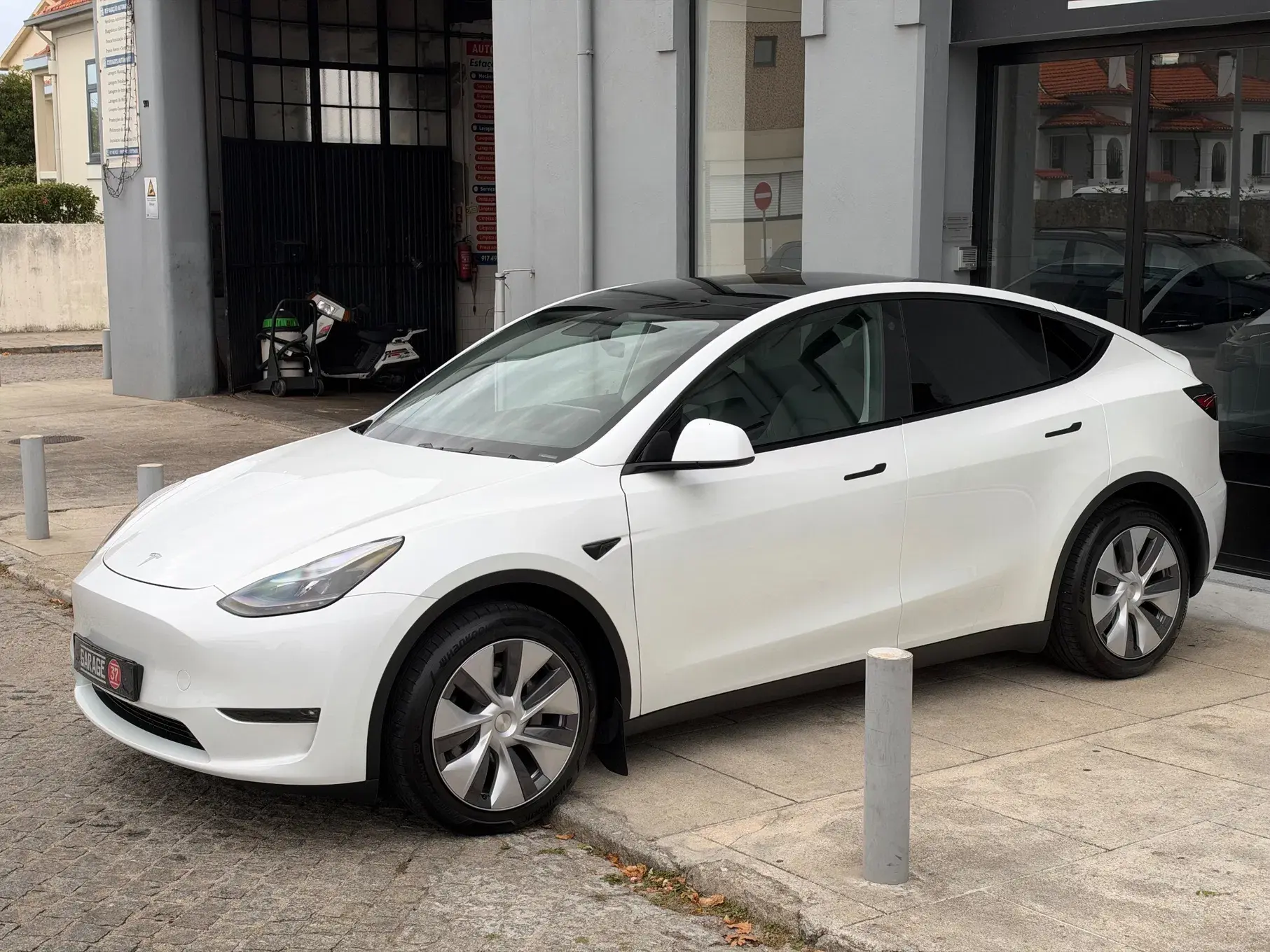 Tesla Model Y Long Range Dual Motor AWD 23