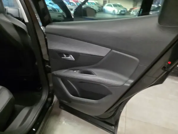 Peugeot 3008 BlueHDi 130 Stop & Start EAT8 Allure 6