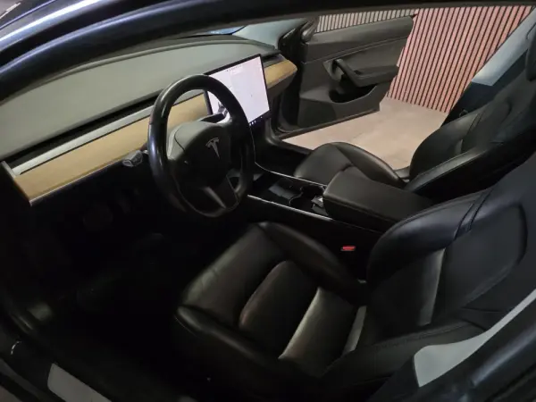 Tesla Model 3 Standard Range Plus RWD 2