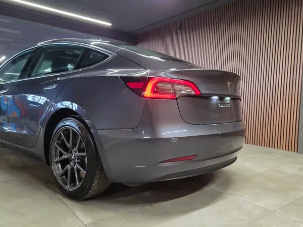 Tesla Model 3 Standard Range Plus RWD 16