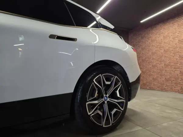 BMW iX xDrive 40 Pack Desportivo 42