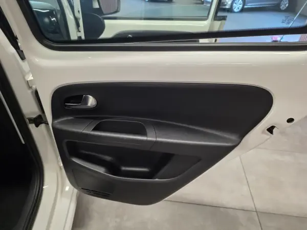 Volkswagen Up! 1.0 BlueMotion Move 9
