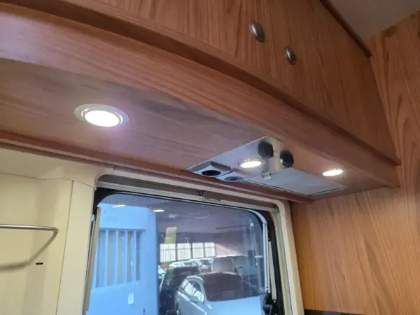 Burstner Aviano I 725 Cama Central 2