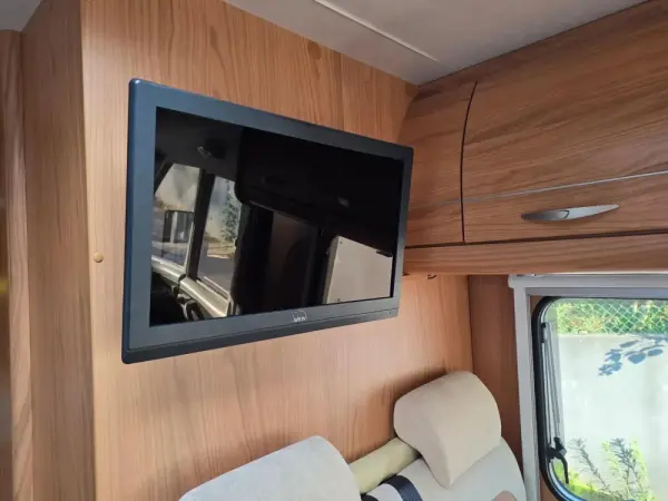 Burstner Aviano I 725 Cama Central 40