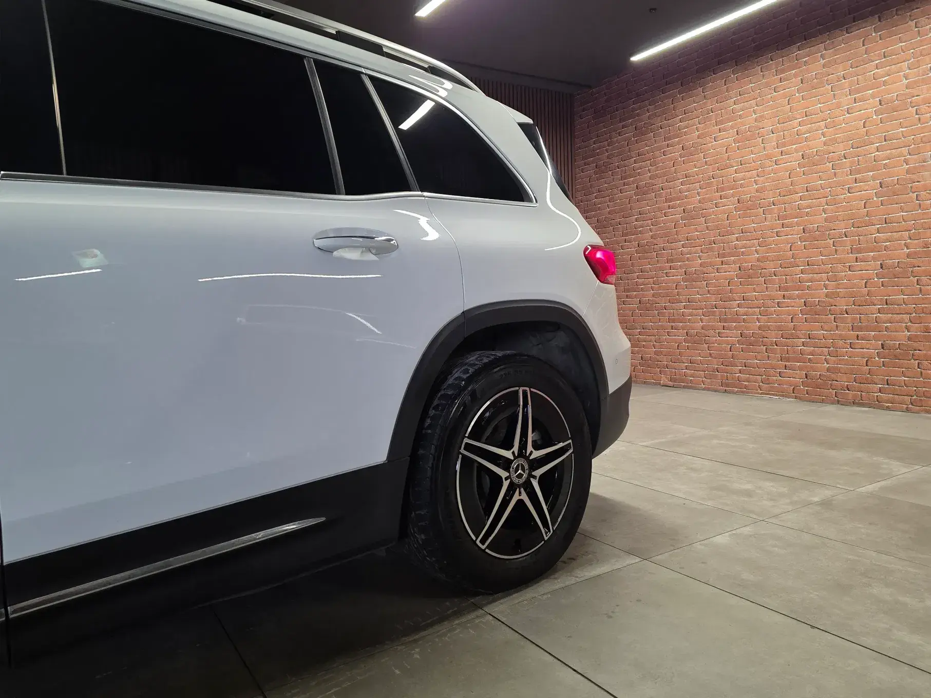 Mercedes-Benz EQB 350 4Matic AMG Line 4