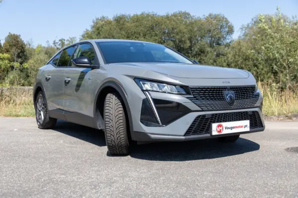 Peugeot 408 1.6 Hybrid Allure Pack e-EAT8 6