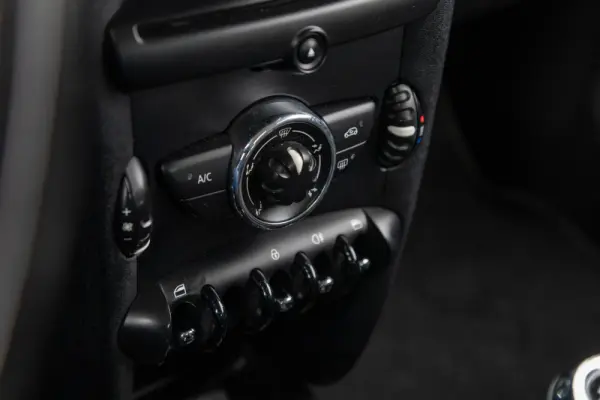 MINI 3 Portas One D 38