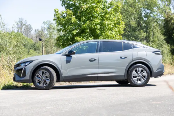 Peugeot 408 1.6 Hybrid Allure Pack e-EAT8 28