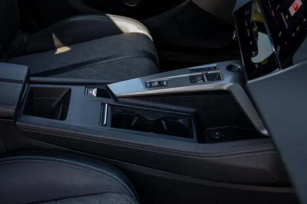 Peugeot 408 1.6 Hybrid Allure Pack e-EAT8 49