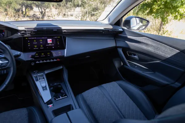 Peugeot 408 1.6 Hybrid Allure Pack e-EAT8 53