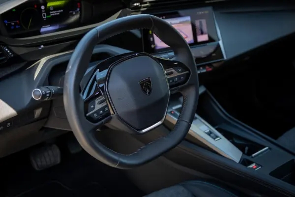 Peugeot 408 1.6 Hybrid Allure Pack e-EAT8 41