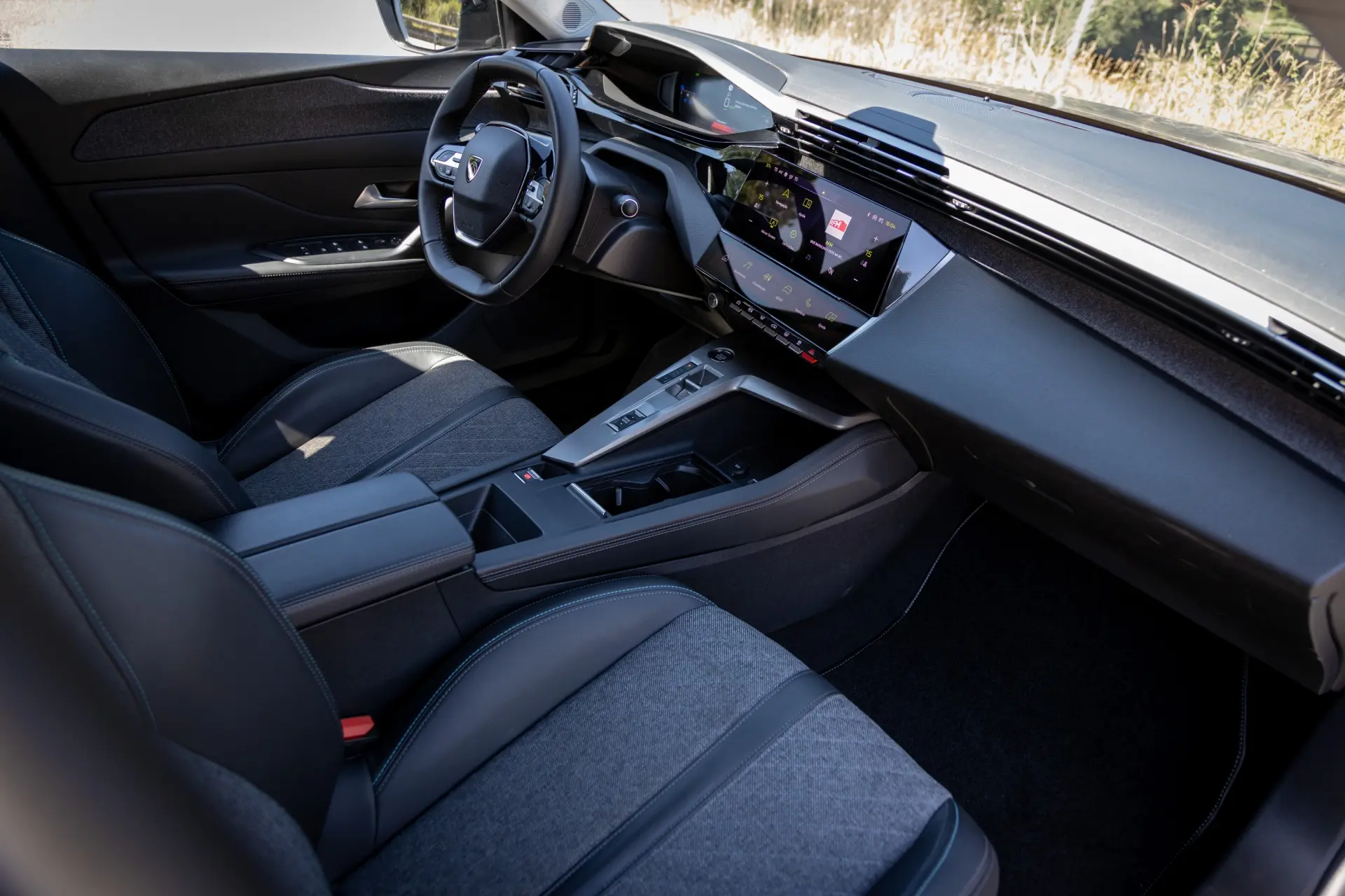 Peugeot 408 1.6 Hybrid Allure Pack e-EAT8 44