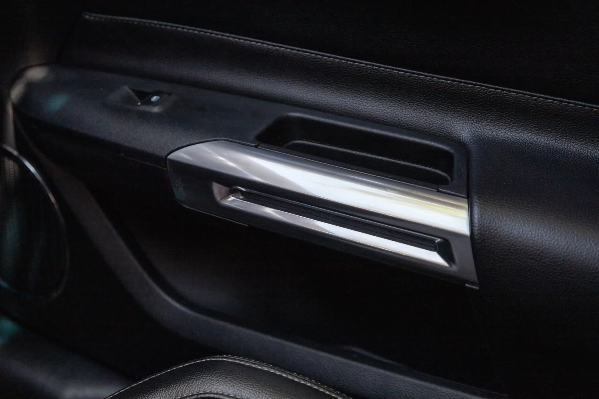 Ford Mustang 5.0 Ti-VCT V8 Black Shadow Edition 28