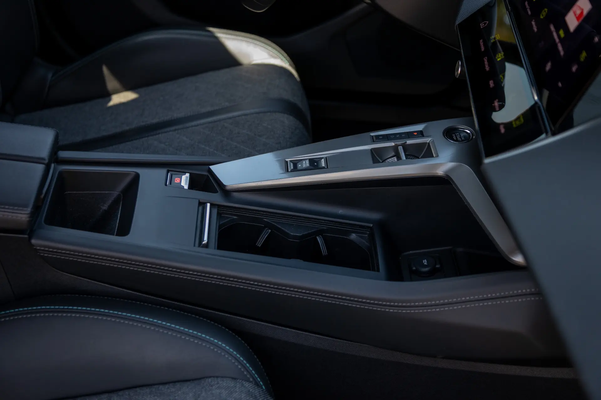 Peugeot 408 1.6 Hybrid Allure Pack e-EAT8 49