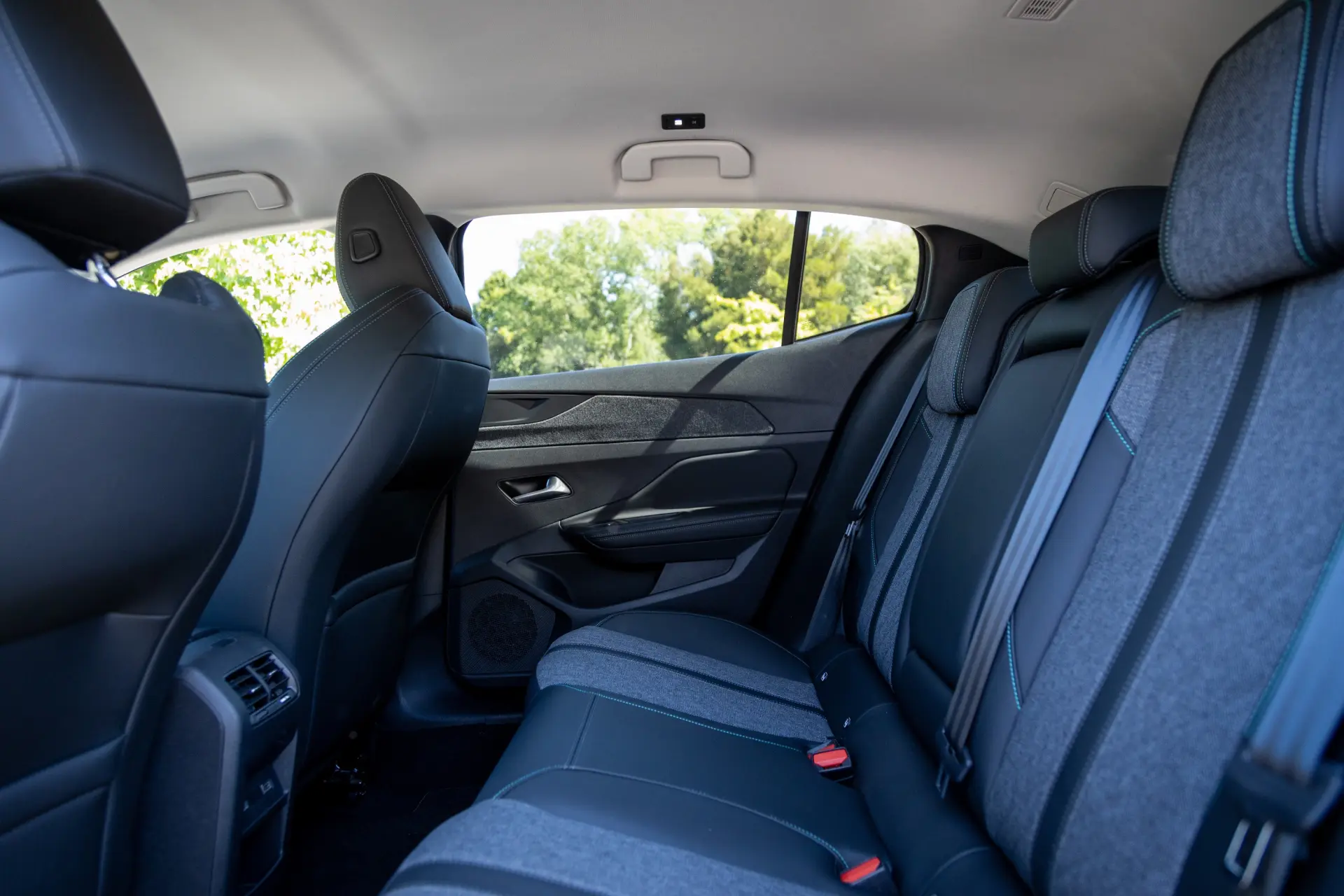 Peugeot 408 1.6 Hybrid Allure Pack e-EAT8 59