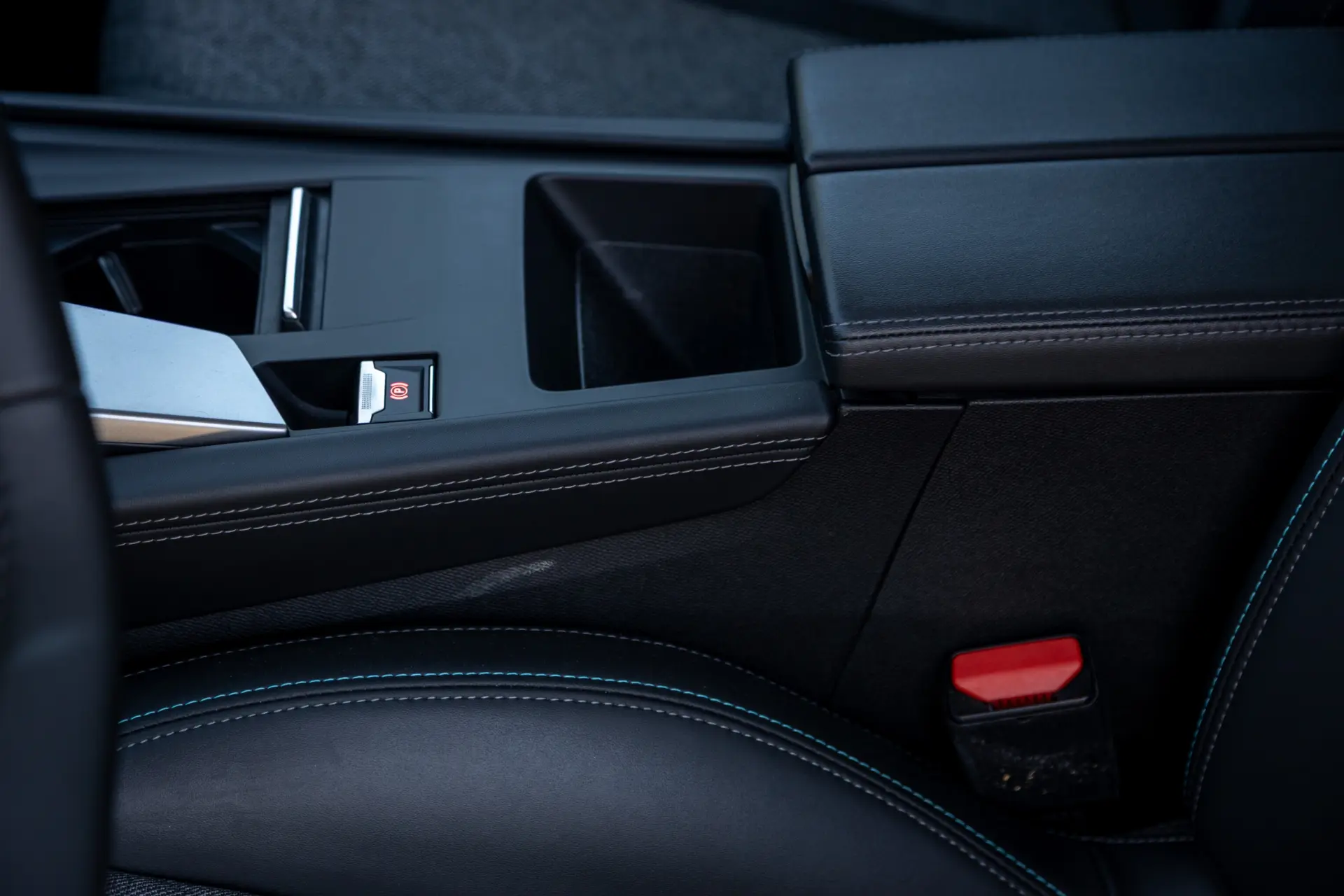 Peugeot 408 1.6 Hybrid Allure Pack e-EAT8 39