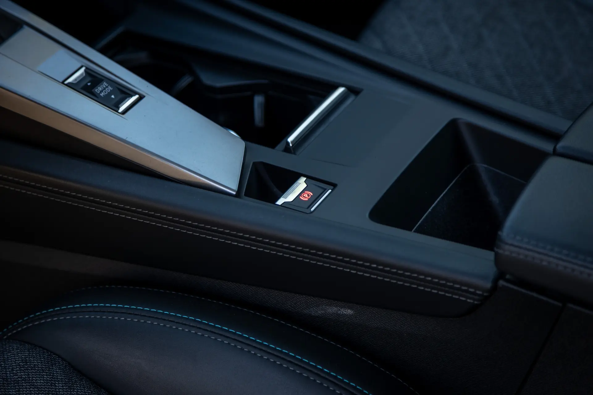 Peugeot 408 1.6 Hybrid Allure Pack e-EAT8 40