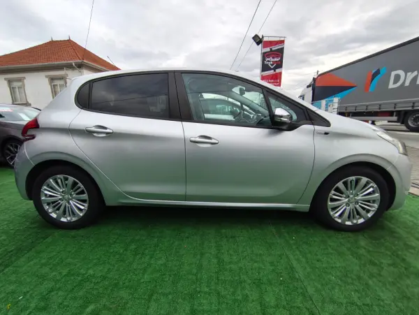 Peugeot 208 1.6 BlueHDi Style 4