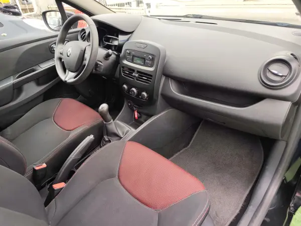 Renault Clio 1.2 16V Confort 130g 10
