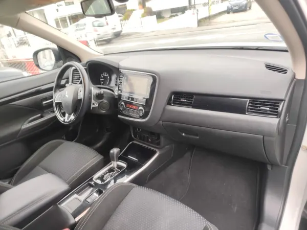 Mitsubishi Outlander 2.0 Kaiteki CVT 7 LUGARES 32