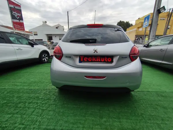 Peugeot 208 1.6 BlueHDi Style 6