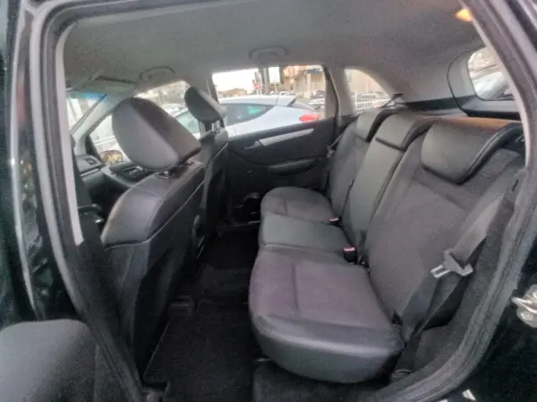 Mercedes-Benz B 180 21